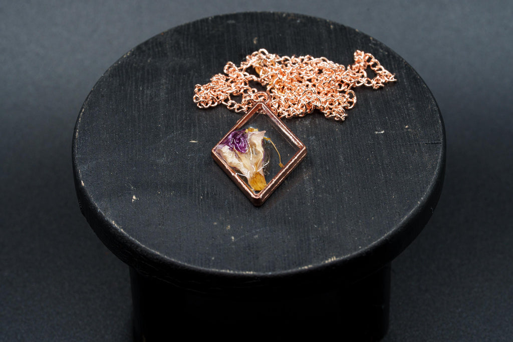 Lightweight Resin Pendant - Dried Flower Jewelry - Rose Gold Necklace __etsy:7670309978