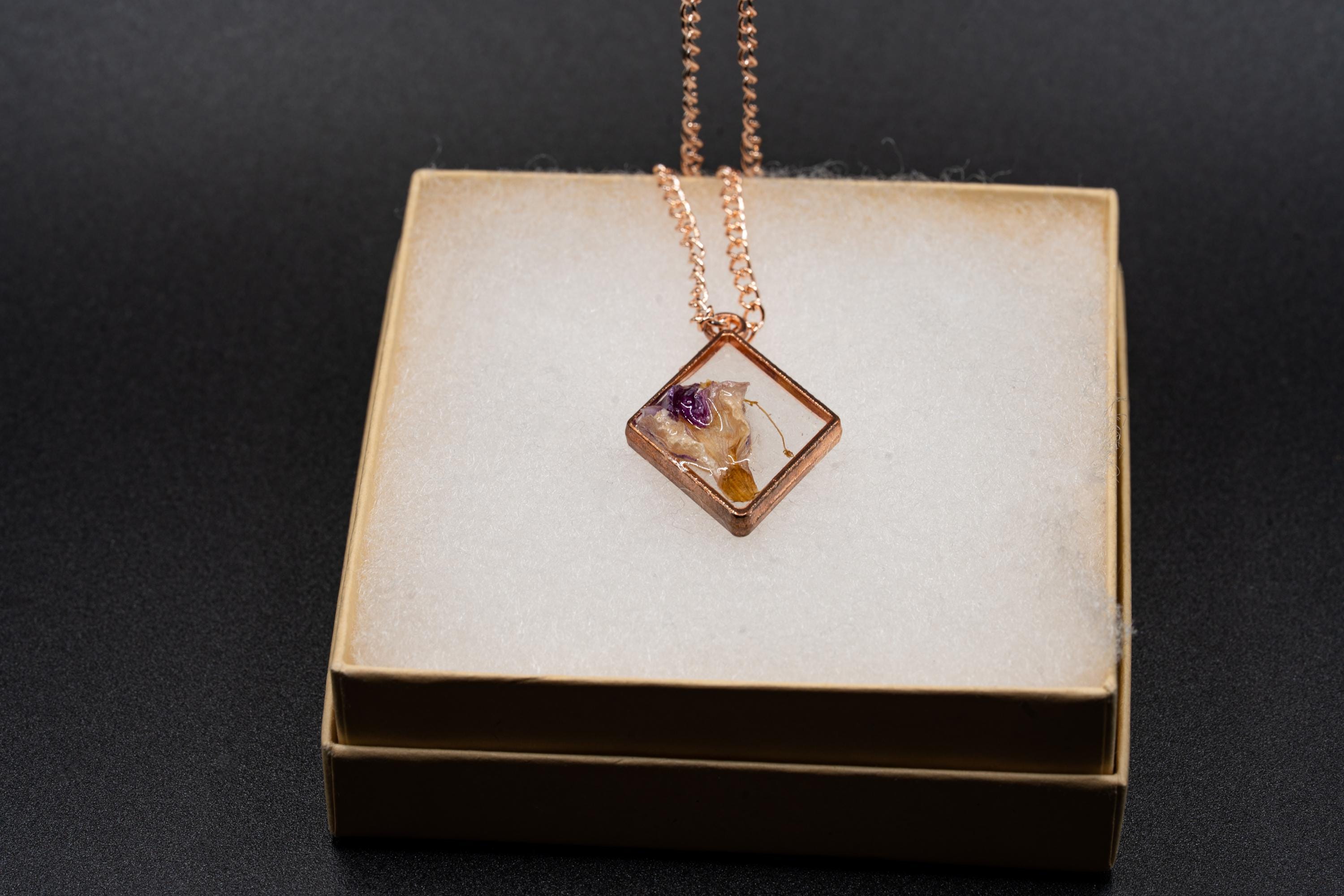 Lightweight Resin Pendant - Dried Flower Jewelry - Rose Gold Necklace __etsy:7718267797