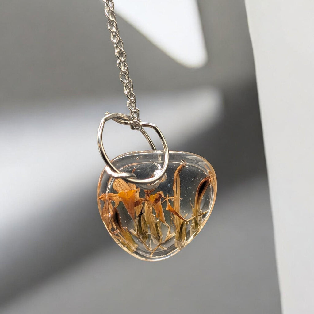 Resin Necklace - Dried Flower Jewelry __etsy:7804797381